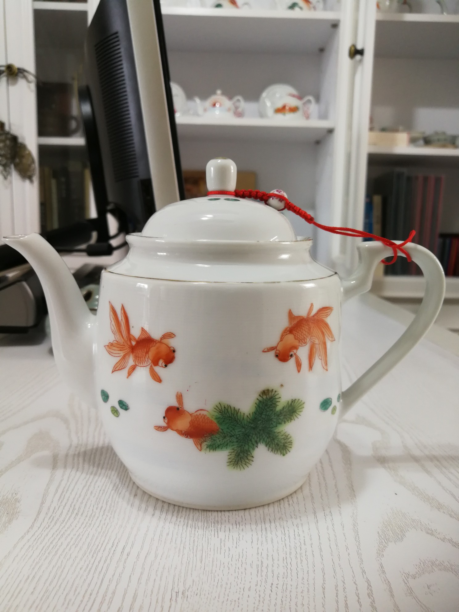 这把也是同期的金鱼茶壶,高约16公分.