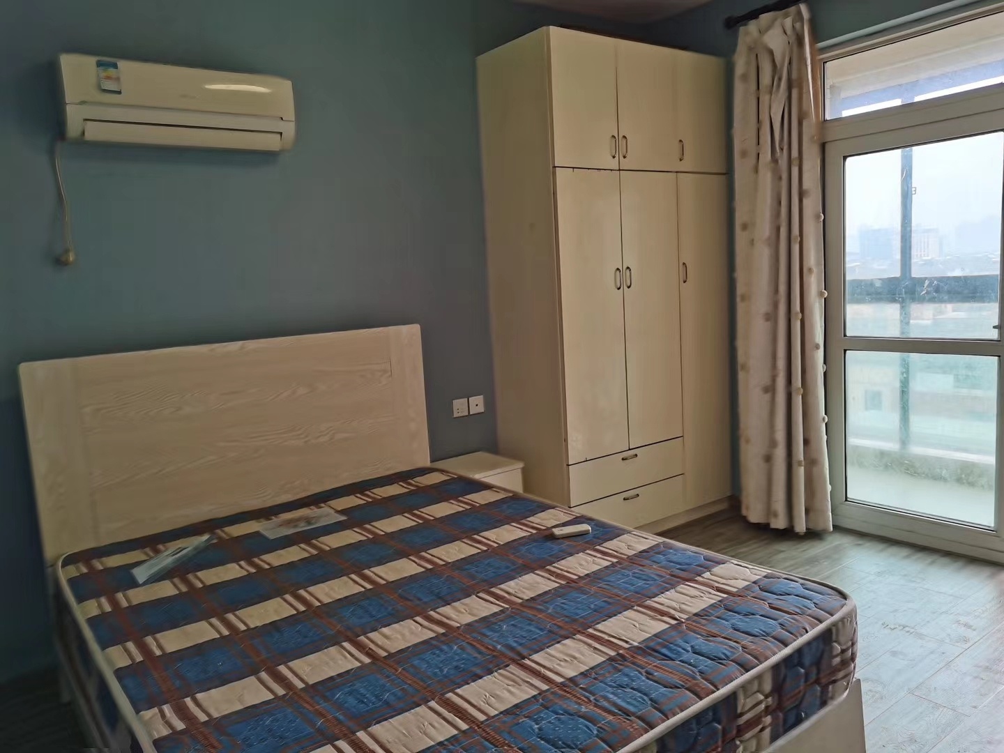 出租:日月城单身公寓 55平 精装 一室一厅 家电全 1600/月