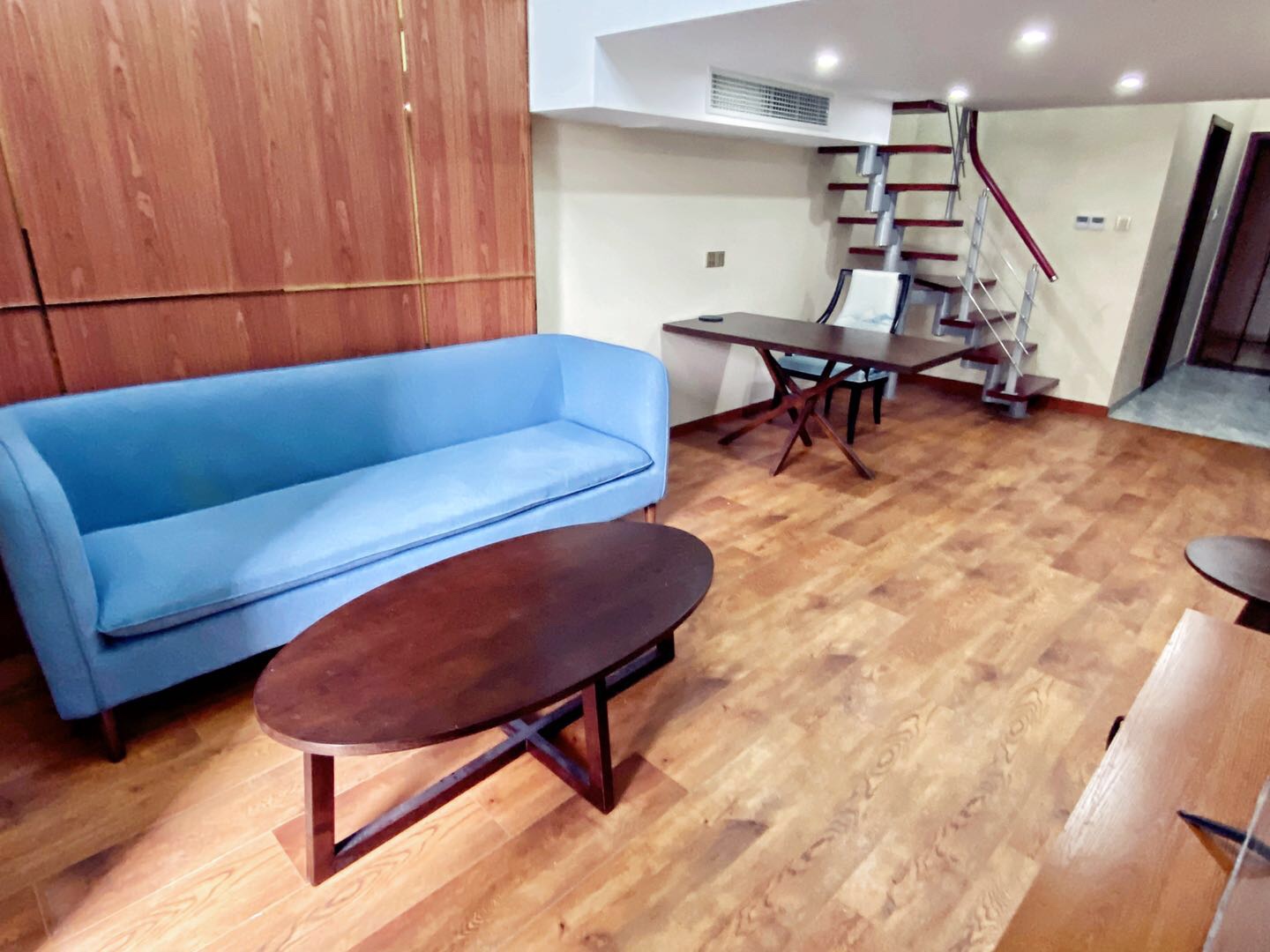 天河理想城loft公寓出租2000每月,联系电话15301505523微信同步